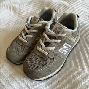 New balance tennis shoes